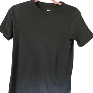 ⭐️5/$25 NWOT Black Nike tee boys size medium